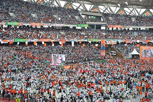 Vue générale des partisans du président ivoirien Alassane Ouattara au stade olympique d'Ebimpe lors de la clôture du congrès du RHDP à Abidjan le 22 juin 2025. 