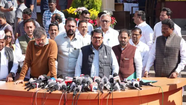 आर्थिक बेशिस्तीची जनतेला आर्थिक किंमत चुकवावी लागेल असे वड्डेटीवार म्हणाले.