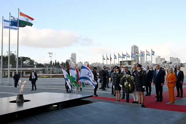 رئيس الوزراء الإسرائيلي بنيامين نتنياهو وزوجته سارة يرافقان رئيس الوزراء الهندي ناريندرا مودي خلال حفل ترحيب خارج الكنيست