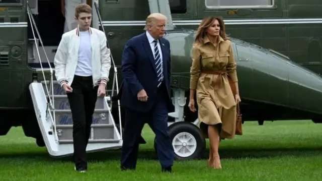 Baaron [bitaa], Tiraamp [gidduu] fi haadha warraa isaa Meelaaniyaa Tiraamp