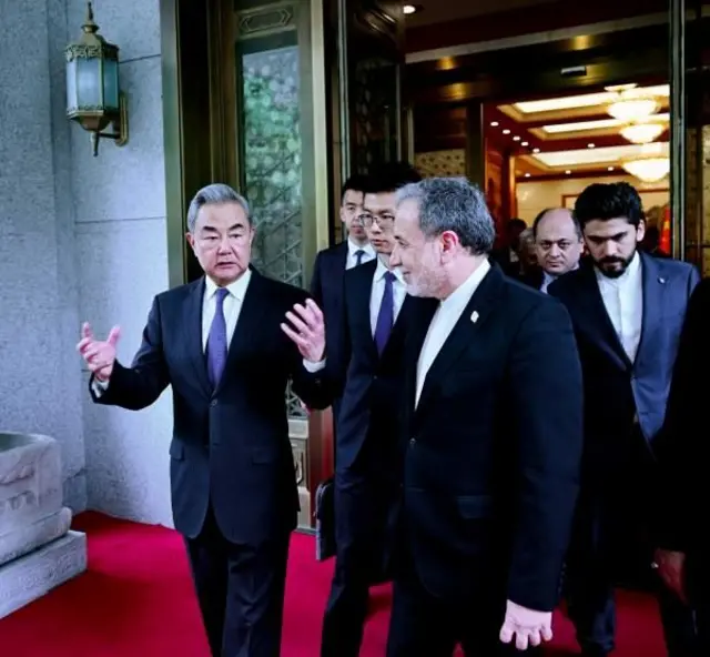 وانگ یی، وزیر امور خارجه چین، همتای ایرانی خود را بدرقه می‌کند