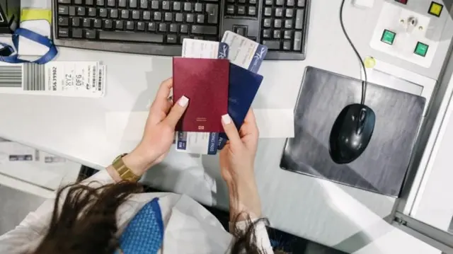 બેકઅપ પાસપોર્ટ શું છે, બેકઅપ પાસપોર્ટ કેવી રીતે મળે, બેકઅપ પાસપોર્ટ કોને મળે, અમેરિકા અને કેનેડાનું નાગરિકત્વ, બેવડું નાગરિકત્વ, બે પાસપોર્ટ, બીબીસી ગુજરાતી ઇન્ટરનેશનલ ન્યૂઝ આંતરરાષ્ટ્રીય સમાચાર