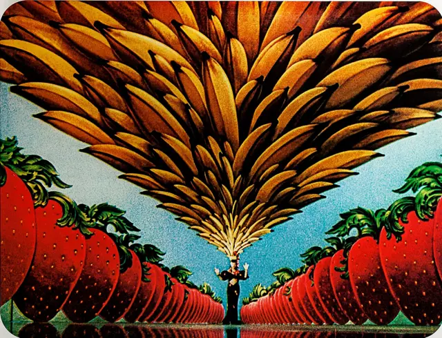 Carmen Miranda con un tocado imposiblemente enorme de bananos 