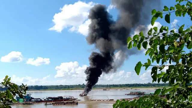 ၂၀၂၅ နိုဝင်ဘာတုန်းက မင်းကင်းက လောင်းပြည့်ရွှေမျှောဖောင်တွေကို စစ်တပ်က လေကြောင်းဗုံးကြဲခဲ့ပါတယ်