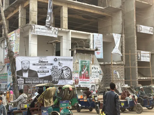 ব্যানার টানিয়ে চলছে নির্বাচনী প্রচারণা