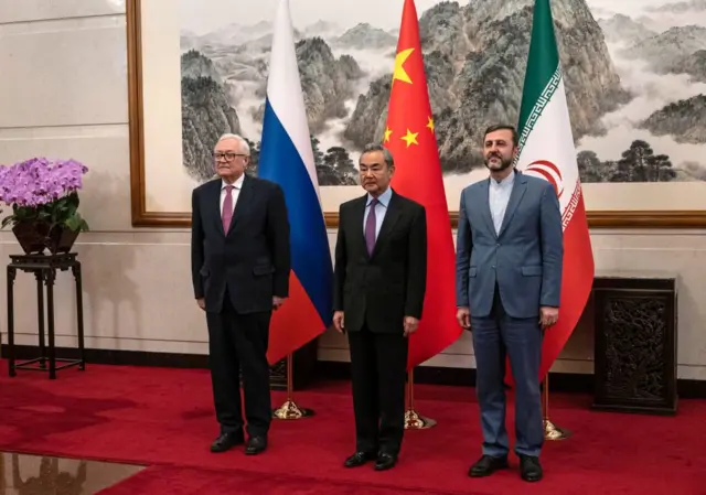 El ministro de Asuntos Exteriores de China, Wang Yi (centro), da la bienvenida al viceministro de Asuntos Exteriores de Rusia, Sergei Ryabkov (izq.), y al viceministro de Asuntos Exteriores de Irán, Kazeem Gharibabadi.