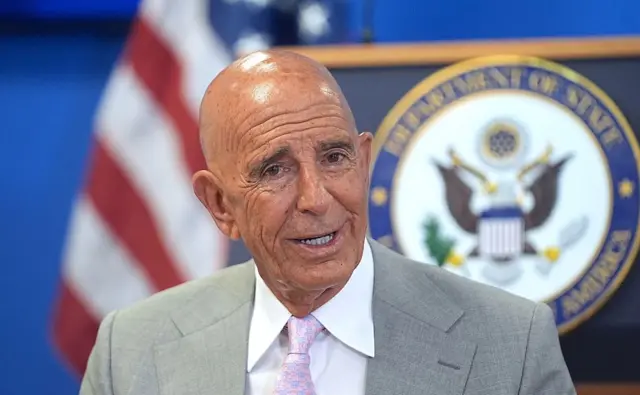 Tom Barrack, 11 Temmuz'da New York'taki basın toplantısında konuşuyor. Arkasında ABD bayrağı var. 