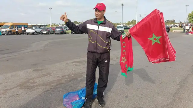 Ololufẹ bọọlu kan pẹlu aṣia orilẹede Morocco