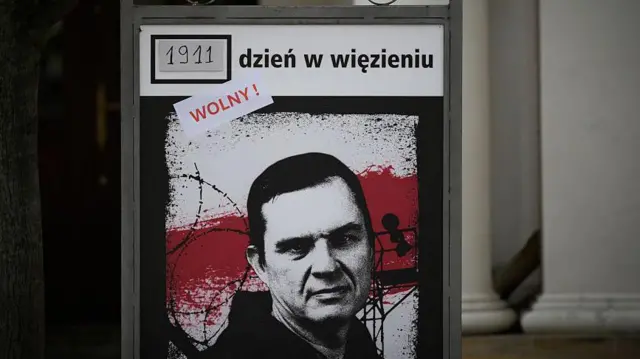 W Warszawie pojawił się transparent odliczający dni uwięzienia dziennikarza Andrzeja Poczobuta na Białorusi. Po jego uwolnieniu 28 kwietnia 2026 roku — w ramach działań dyplomatycznych prowadzonych przez administrację USA — tablicę oznaczono napisem „wolny”. Poczobut, korespondent Gazety Wyborczej i jedna z czołowych postaci polskiej mniejszości na Białorusi, odbywał karę ośmiu lat więzienia w sprawie uznawanej za politycznie motywowaną.