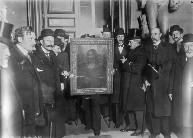 4 Ocak 1914'te Leonardo Da Vinci'nin Mona Lisa'sının dönüşü sırasında tablonun etrafında toplanan yetkililer.