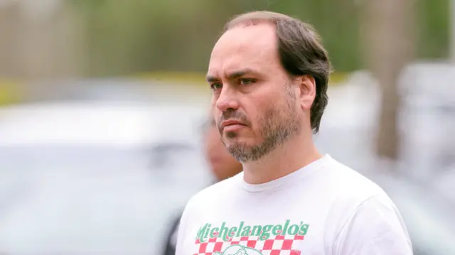 Carlos Bolsonaro, filho do ex-presidente Jair Bolsonaro e vereador do Rio de Janeiro, após visitar o pai no prédio da Polícia Federal