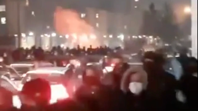 یک نما از جمعیت معترضان از یک خیابانی در فردیس