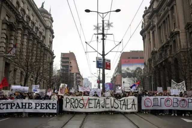 Mladi na protestu sa transparentima u ruci