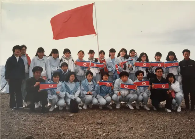 평양에서 통신교육을 받던 당시 박순아씨가 다른 교육생들과 함께 인공기를 들고 찍은 사진
