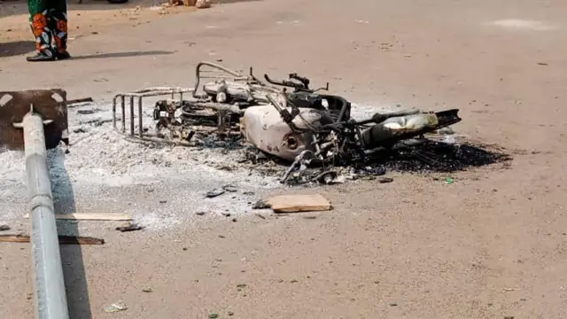 Aworean alupupu kan ti wọn dana sun.