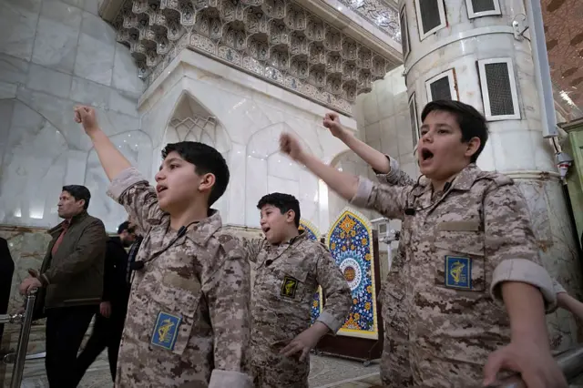 Escolares iraníes visten uniformes militares del Cuerpo de la Guardia Revolucionaria Islámica y corean consignas antiestadounidenses y antiisraelíes durante una ceremonia conmemorativa del 47.º aniversario de la victoria de la Revolución Islámica de Irán, celebrada en el santuario del ayatolá Ruhollah Jomeini.