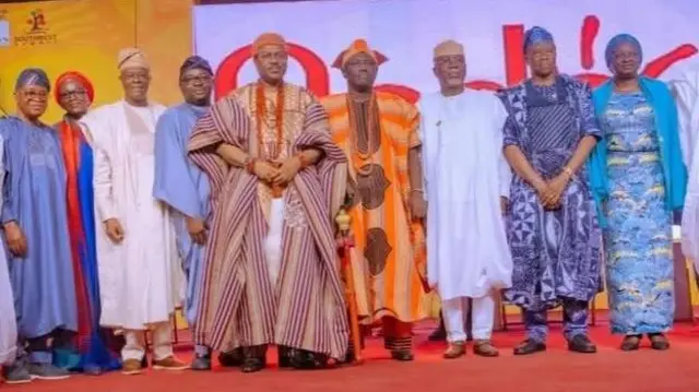 Àwọn èèkànlú nílẹ̀ Yorùbá àti ọba àlàyé to péjú síbi ìpàdé ní Akure nínú èyí tí Aláàfin tilu Oyo, Ọba Abimbola Akeem Owoade wá. 