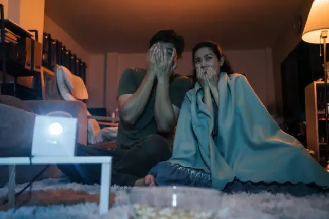 ਡਰਾਉਣੀਆਂ ਕਹਾਣੀਆਂ ਦੇ ਪ੍ਰਸ਼ੰਸਕ ਰੋਜ਼ਾਨਾ ਜੀਵਨ ਵਿੱਚ ਘੱਟ ਚਿੰਤਾ ਮਹਿਸੂਸ ਕਰਦੇ ਹਨ।
