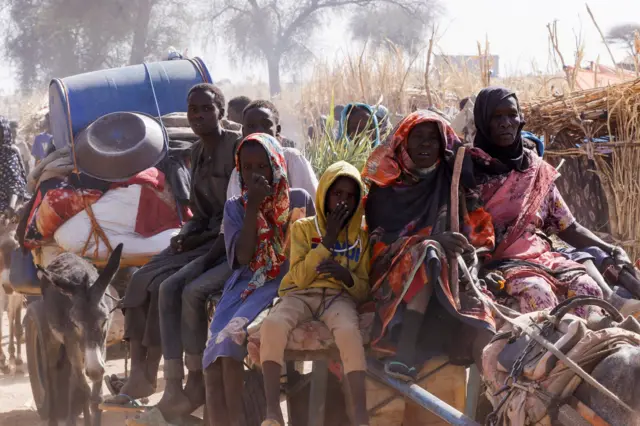 نازحون سودانيون يفرون من أماكن القصف في السودان