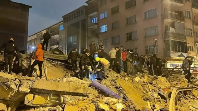 Des bâtiments entiers se sont effondrés dans le tremblement de terre.