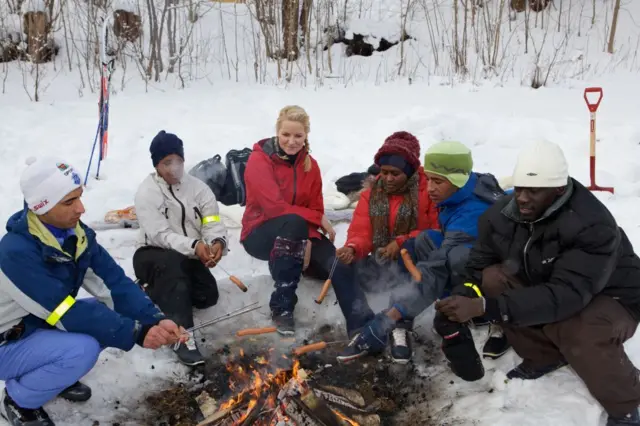 La princesa heredera Mette-Marit de Noruega con jóvenes solicitantes de asilo en enero de 2010 en Hvalstad, Noruega.