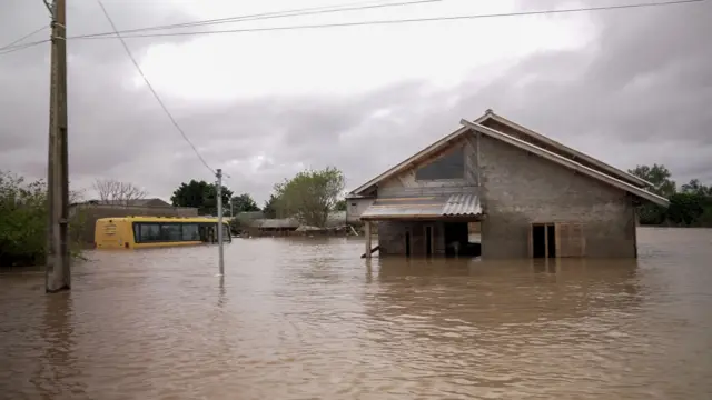 Casa e ônibus alagados