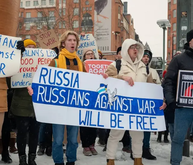 Роман Голиков (справа) и его друг Александр на антивоенной акции в Финляндии