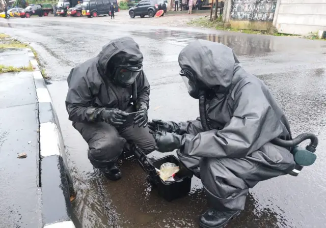 Tim kimia, biologi, dan radioaktif (KBR) Detasemen Gegana Brimob, Polda Jawa Barat, mengambil sampel di Jembatan Cigentur, Cikalongwetan, Bandung Barat, yang diduga jadi titik awal kebocoran truk pengangkut soda api.