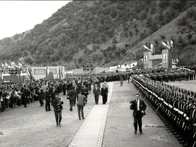 Obeležavanje početka izgradnje HE "Đerdap": miting i otkrivanje spomen ploče na rumunskoj strani Đerdapa
