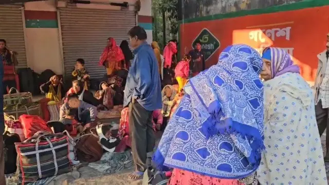 হাকিমপুর সীমান্ত চেকপোস্টের কাছে জড়ো হয়েছেন এই বাংলাদেশিরা