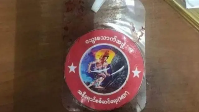 သေဆုံးသူတွေရဲ့လည်ပင်းမှာတွေ့ရတဲ့ သွေးသောက်အဖွဲ့တံဆိပ်ပါလည်ဆွဲ။