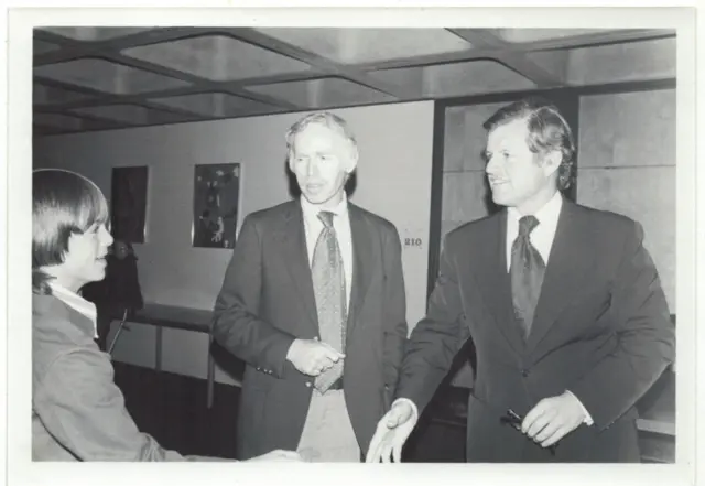 孔杰荣曾邀请甘迺迪总统的弟弟泰德·甘迺迪（Ted Kennedy）到哈佛法学院演讲。图为孔杰荣（中）、泰德·甘迺迪（右）伸出右手准备与一名学生握手