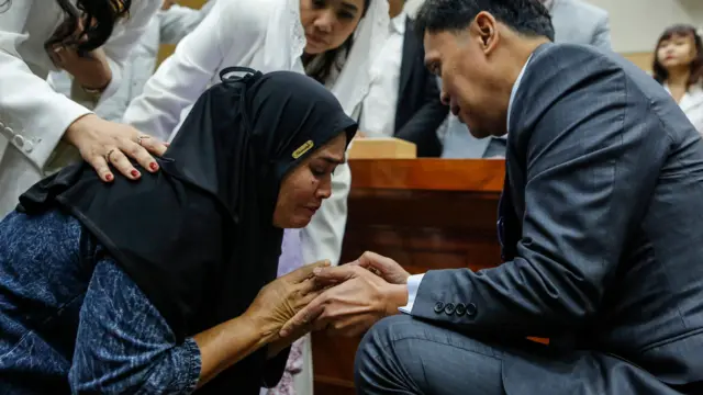 Nirwana, ibu terdakwa ABK Fandi, bersimpuh usai rapat dengar pendapat umum Komisi III DPR.