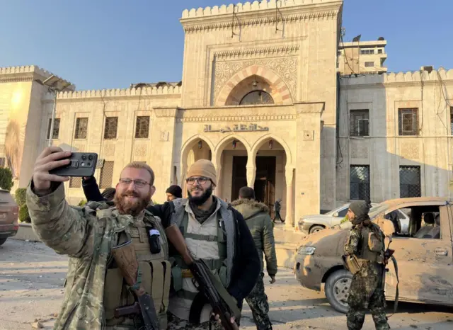 مخالفان پس از عقب‌نشینی نیروهای نظامی سوریه از حما جشن گرفتند 