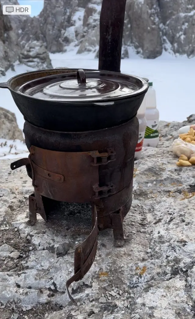 Мына бул казанда чыркырап куурдак куурулуп жатты