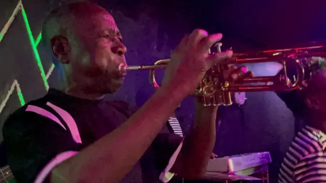 Ngenzi Fidèle (Fidèle Jacard) uri kuvuza trompette ni umwe mu basaza batangije orchestre Impala