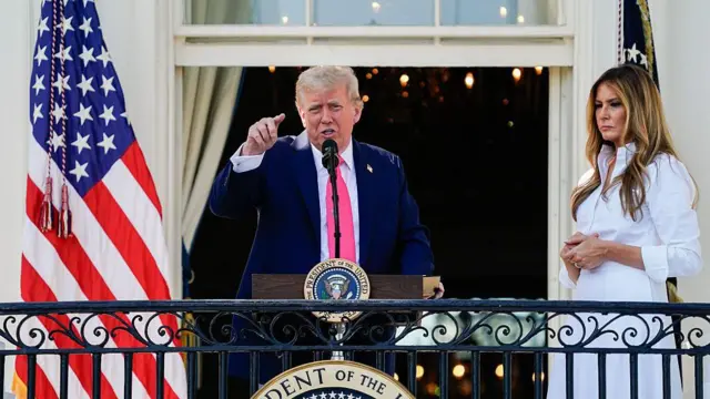 Меланія Трамп стоїть поряд із Трампом, поки той проголошує промову на балконі