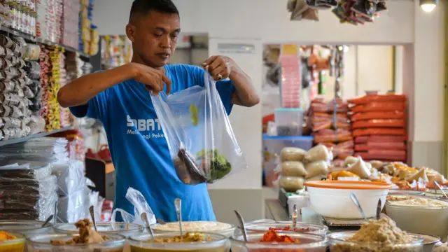 Harga kantong plastik di kalangan pedagang mengalami kenaikan sebesar Rp5.000 hingga Rp10.000 per pak tergantung ukurannya yang disebabkan terganggunya impor bahan baku pembuatan kantong plastik dari Timur Tengah. 