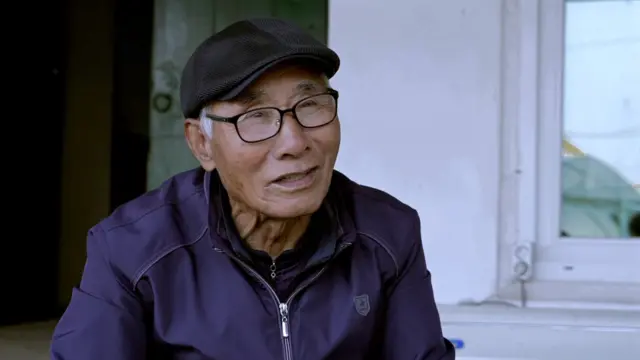 자택 마루에 앉아 인터뷰 중인 강화 당산리 주민 안수영씨