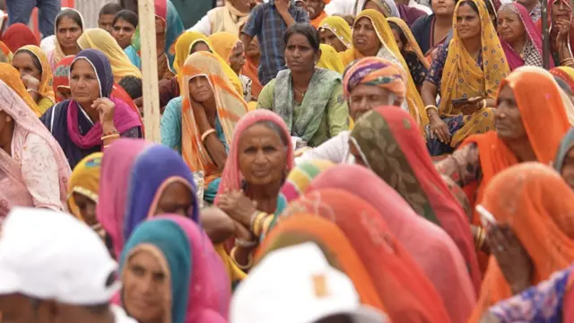 RTI ACTનાં 20 વર્ષ : ગુજરાતની પડોશમાં આવેલું એ ગામ જ્યાંથી માહિતી અધિકાર ચળવળનો પાયો નંખાયો હતો, બીબીસી ગુજરાતી રાઇટ ટુ ઇન્ફોર્મેશન માહિતી અધિકાર 2005