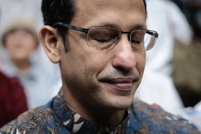 یوه سړي خپلې سترګې پټې نېولې دي