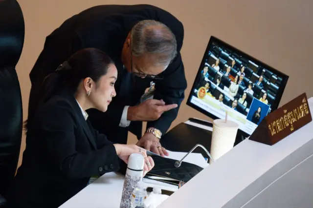 ชูศักดิ์ ศิรินิล หารือกับ แพทองธาร ชินวัตร ระหว่างแถลงนโยบายของรัฐบาลต่อรัฐสภาเมื่อ 12 ก.ย.