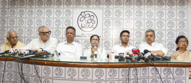 নির্বাচনের ফল ঘোষণার পরের দিন দলের প্রবীণ নেতানেত্রীদের সঙ্গে সাংবাদিক সম্মেলন করেন তৃণমূল কংগ্রেস সভানেত্রী মমতা ব্যানার্জি।