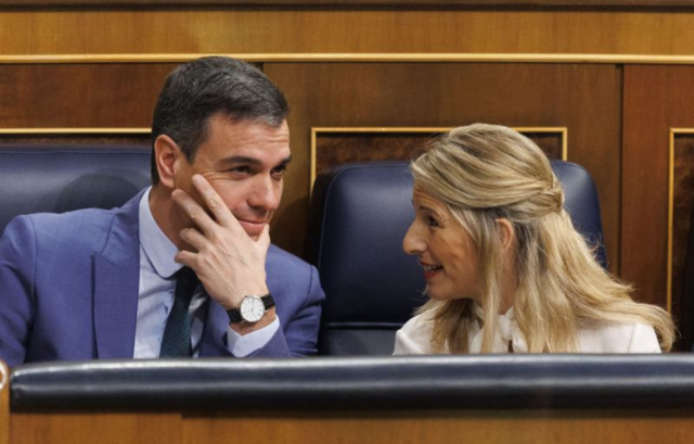 Pedro Sánchez e Yolanda Díaz sorrindo juntos
