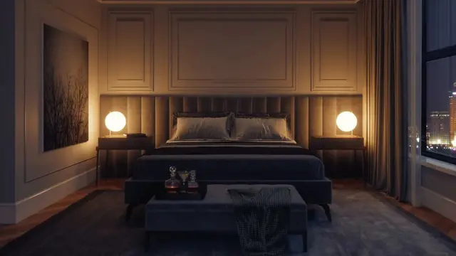 Zamračena soba, krevet, upaljene lampe