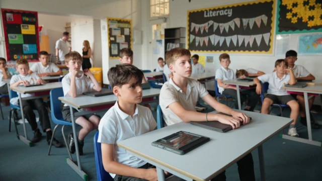 yapay zekayla oluşturulmuş video izleyen çocuklar