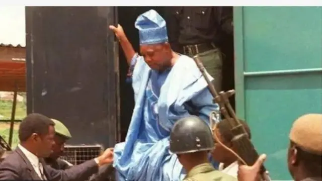 MKO Abiola n sọkalẹ ninu ọkọ ẹlẹwọn, wọn de e lọwọ ati ẹsẹ