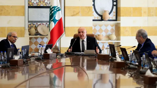 جوزف عون، رئیس جمهور لبنان و نواف سلام، نخستوزیر در جلسه روز جمعه کابینه در کاخ ریاست جمهوری در بیروت