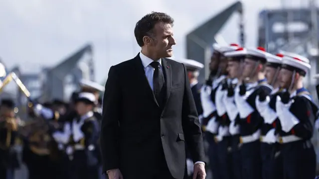 Президент Франции Эммануэль Макрон проводит смотр войск во время своего визита на базу атомных подводных лодок Иль-Лонг в Крозоне, на северо-западе Франции, 2 марта 2026 года.