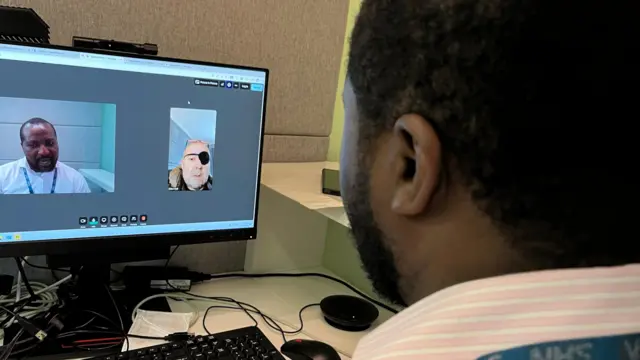 Un médico de sala virtual consulta con el paciente dado de alta Elliot Hall mediante videollamada en el Medway Maritime Hospital.